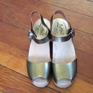 Lotta’s peep toe clogs in antique gold